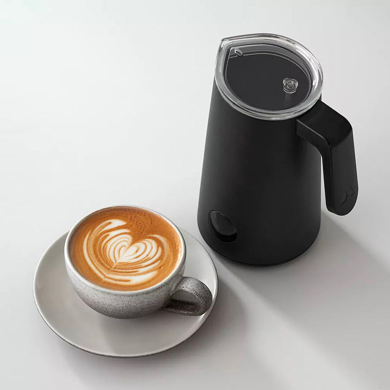 Que votre espresso vienne d'une machine à capsule, d'une cafetière italienne ou d'une Aeropress, optez pour le NanoFoamer PRO pour profiter d'un lait parfait pour votre café matinal. 