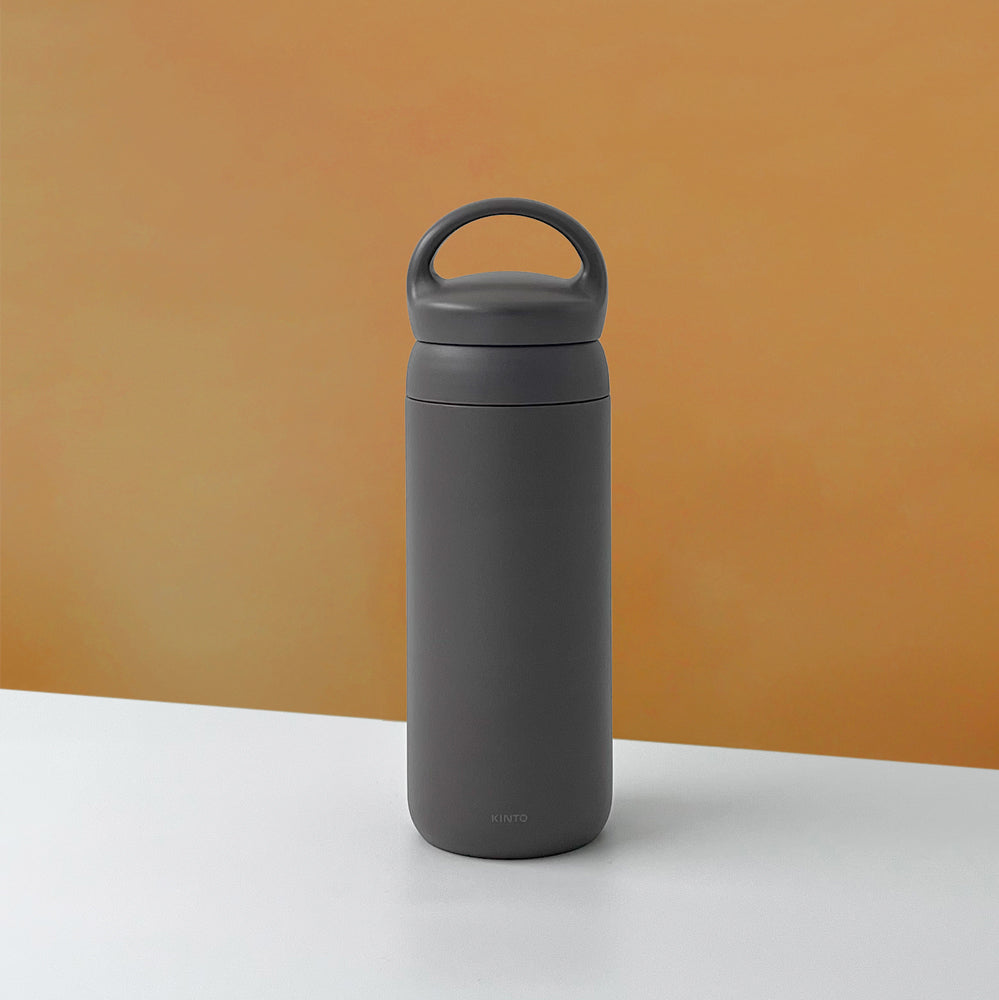 thermos isotherme gris foncé 500ml de la marque kinto