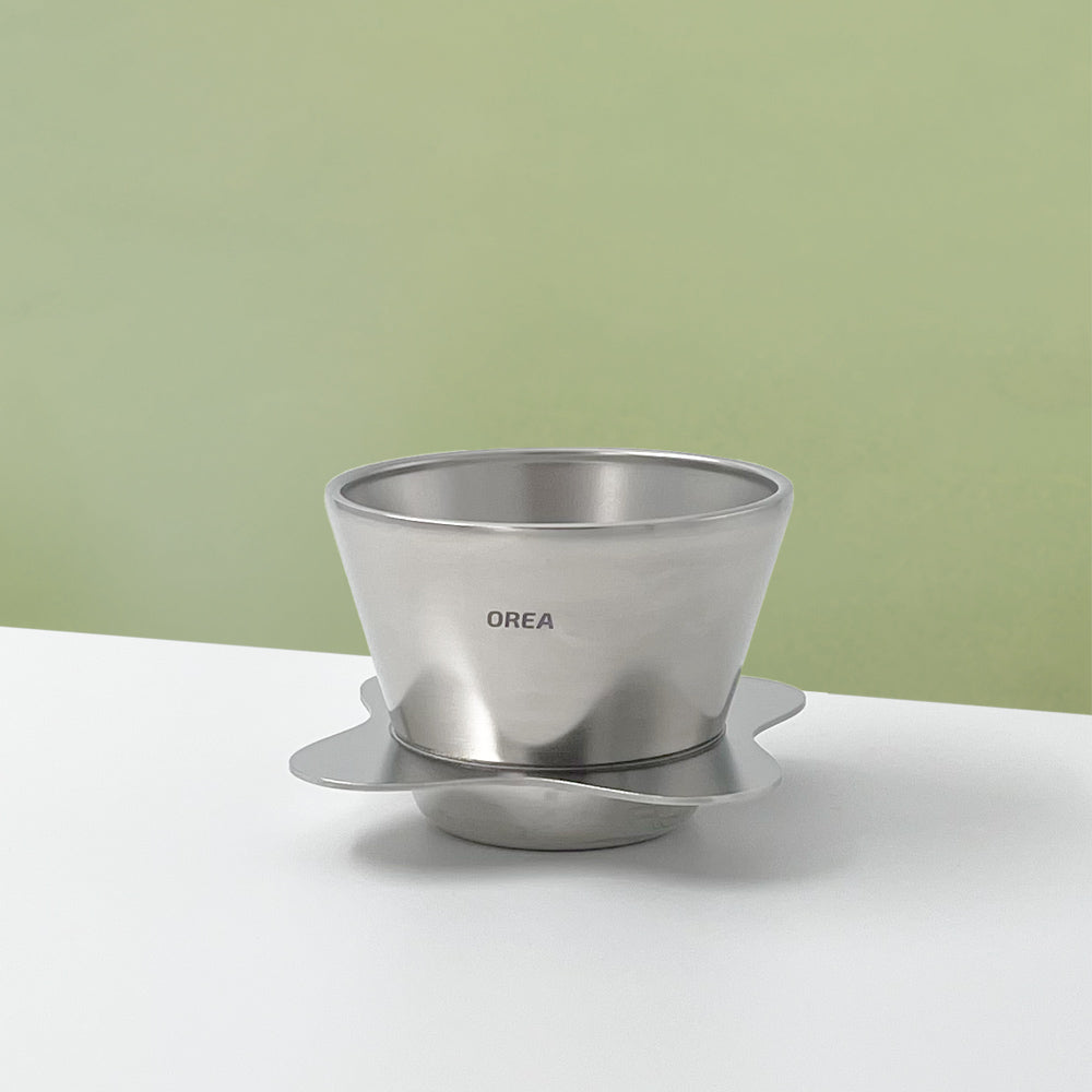 Orea O1 Brewer Raw Steel en acier inoxydable poli à la main, vue de face sur fond blanc, caféfiltre à fond plat